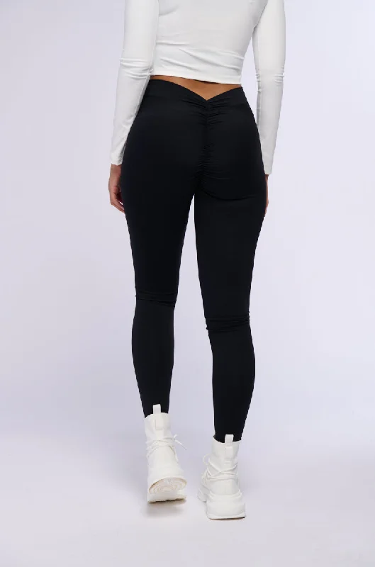 ON THE RUN RUCHED LEGGING IN BLACK