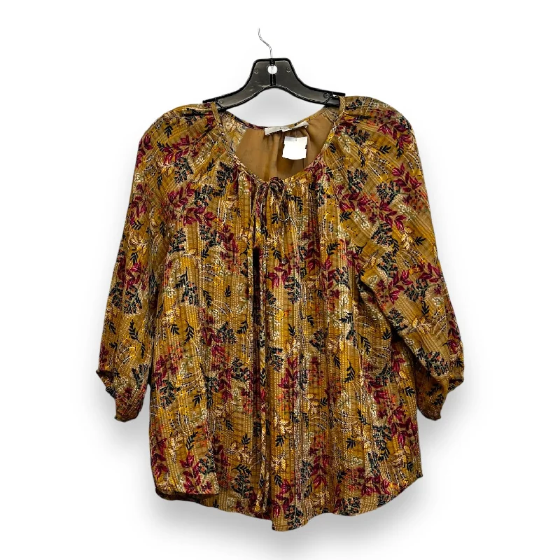 women's tops for those who want to wear versatile pieces that can be dressed up or downTop Short Sleeve By Loft In Floral Print, Size: Mp